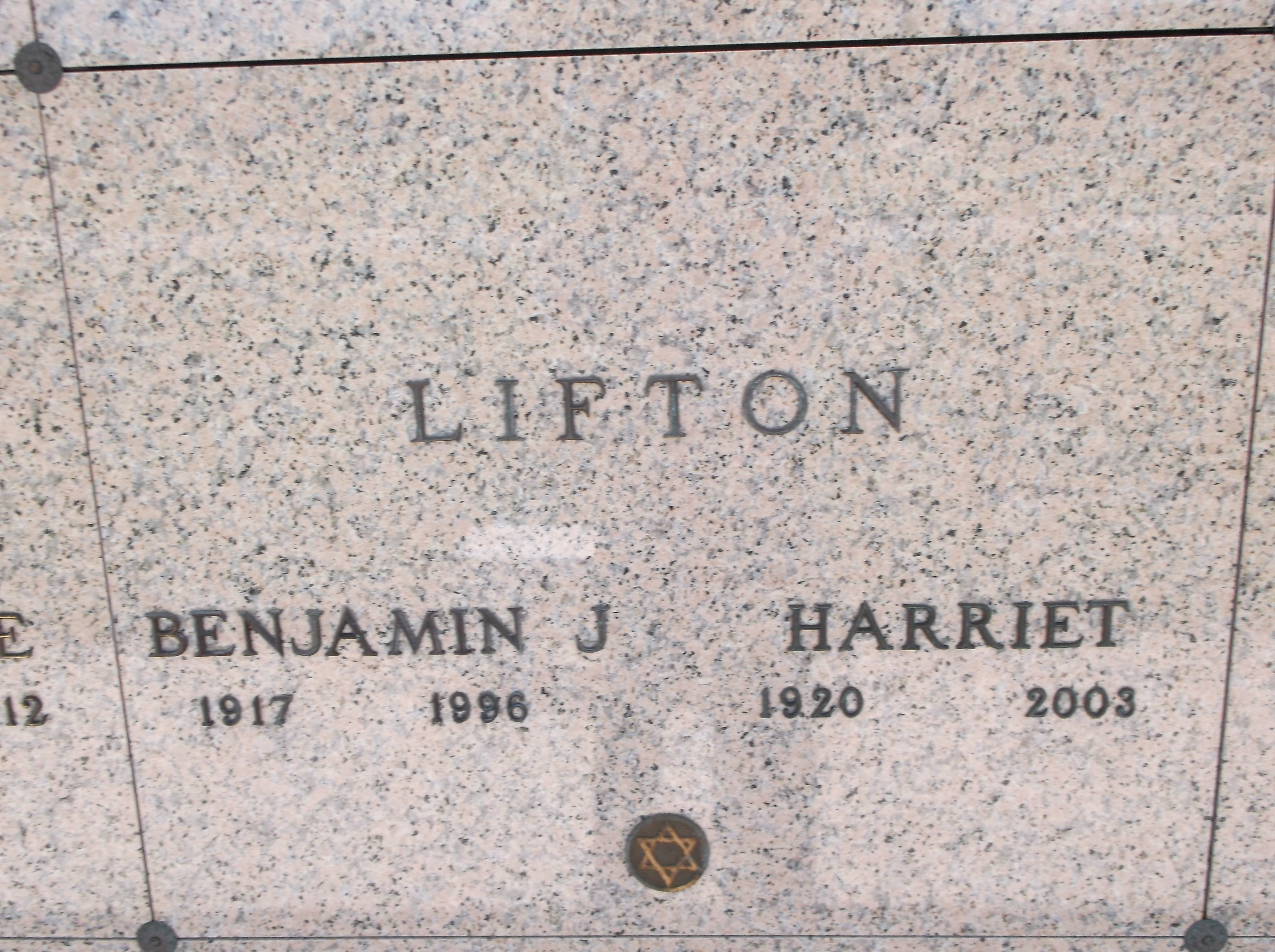 Benjamin J Lifton