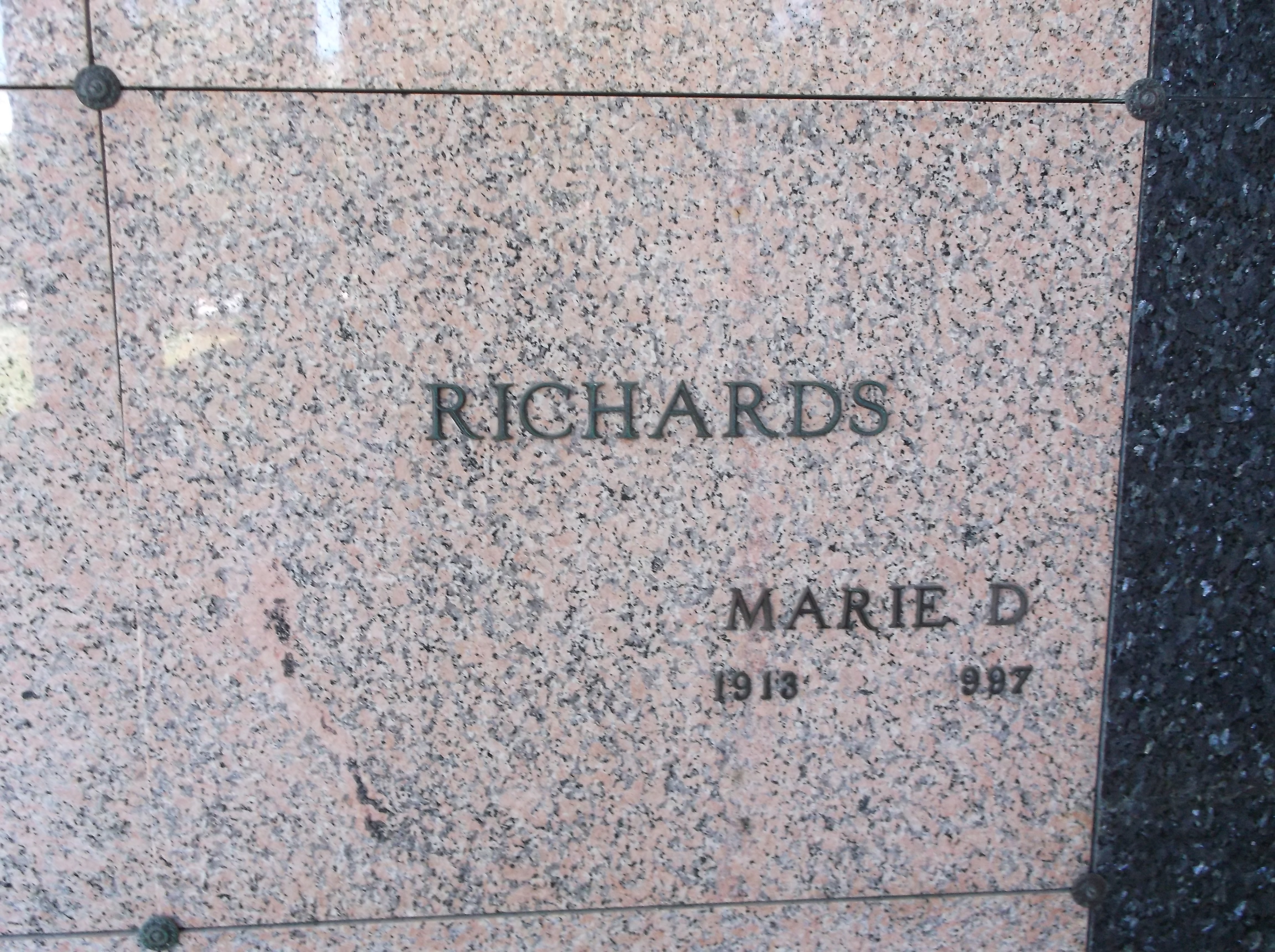 Marie D Richards